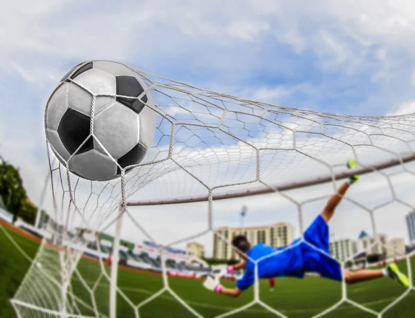 Voetbal in het doel — Stockfoto