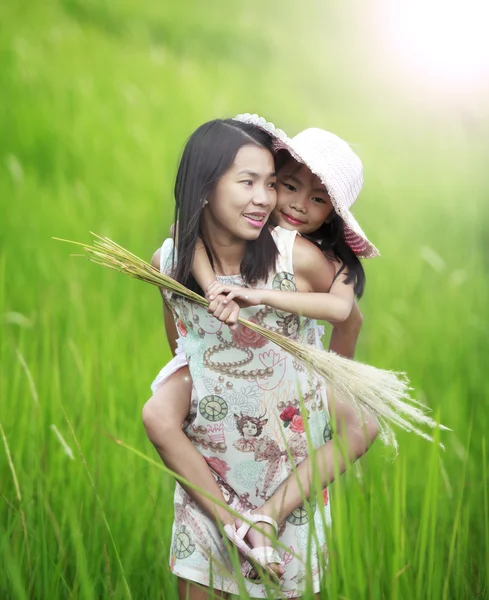 Lachende moeder en kleine dochter — Stockfoto