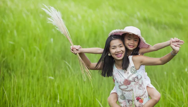 Sonriente madre e hija pequeña en la naturaleza —  Fotos de Stock