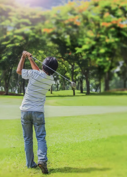 Giocatore di golf maschile teeing-off palla da golf — Foto Stock