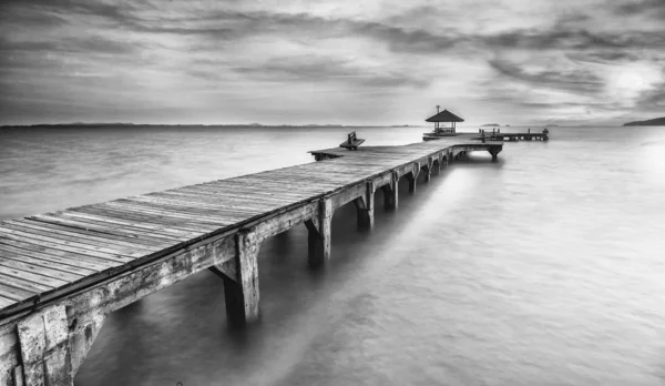 Trädbevuxna bridge — Stockfoto