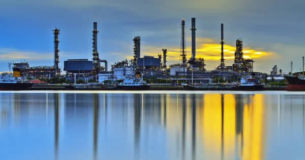 Refinaria de petróleo — Fotografia de Stock