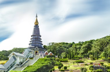 doi Inthanon adlı iki pagoda peyzaj