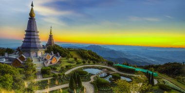 doi Inthanon adlı iki pagoda peyzaj