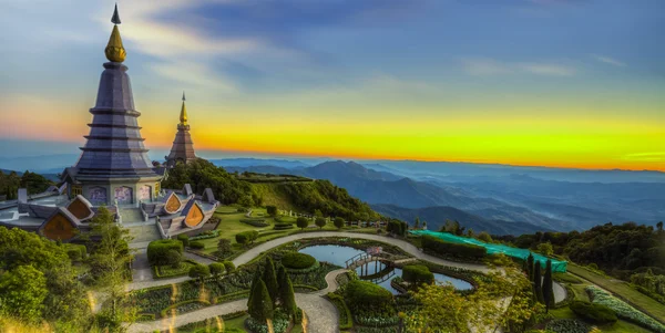 Paisaje de dos pagoda en Doi Inthanon —  Fotos de Stock