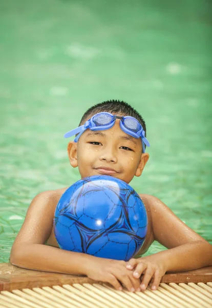 Petit garçon jouant dans la piscine — Photo