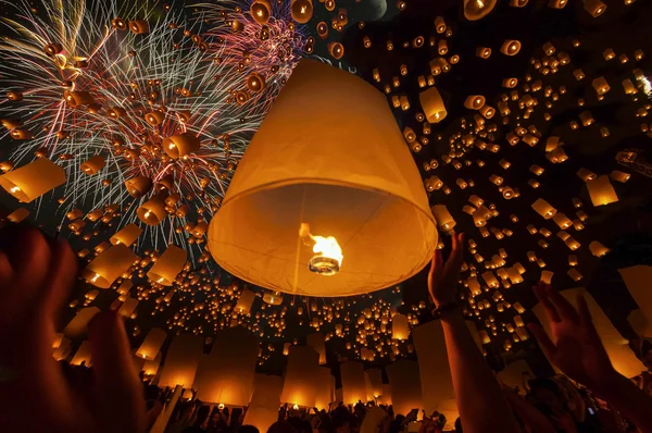 Lámpara flotante Thai people —  Fotos de Stock