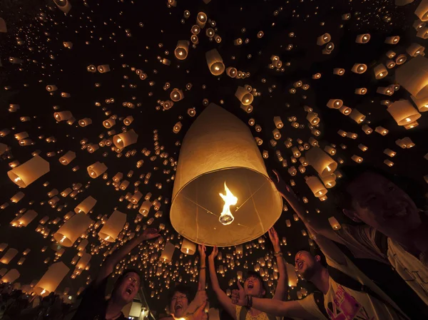 Tudongkasatarn é onde cerimônia lâmpada flutuante — Fotografia de Stock