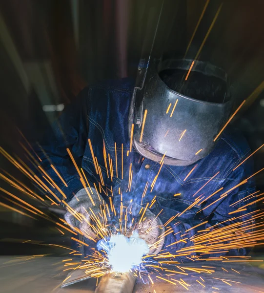 Worker welding — Stock Photo, Image