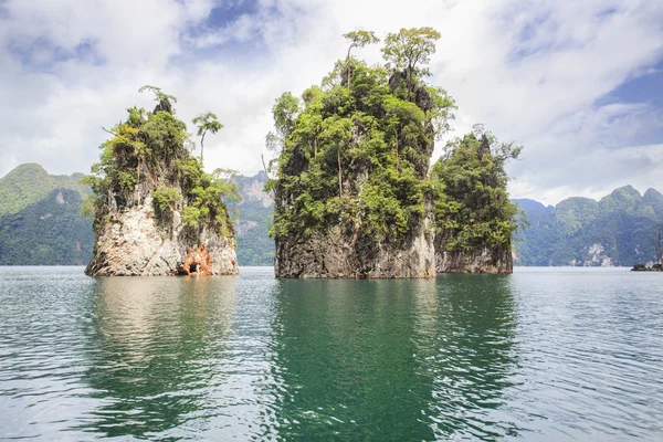 Land mark of Ratchaprapa Dam — Stock Photo, Image