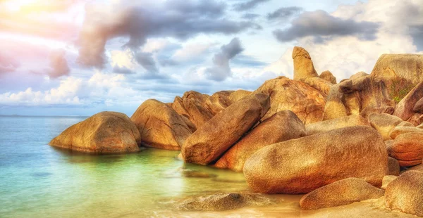 De rots van Thaise eiland van koh samui — Stockfoto
