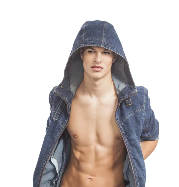 Muscolo sexy giovane uomo e bello posa in jeans — Foto Stock