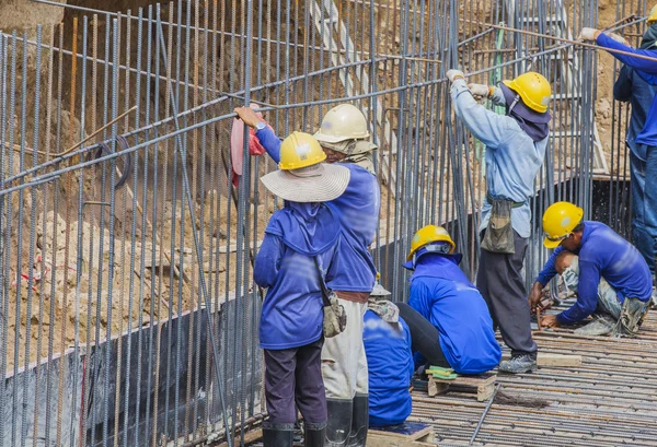 Constructores de construcción auténticos trabajando juntos — Foto de Stock