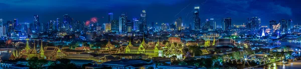 Grand palace bij avondschemering in bangkok tussen loykratong festival — Stockfoto