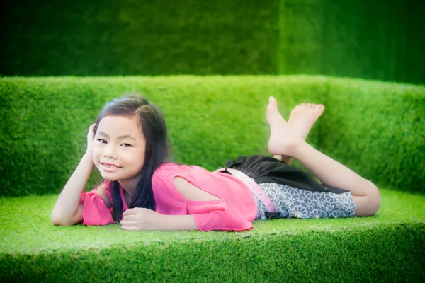 Leuk meisje in groene natuur hangmat — Stockfoto