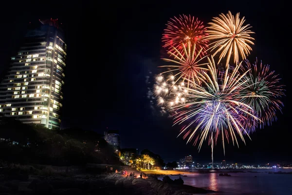 Feuerwerk am Strand von Pattaya, Thailand — Stockfoto