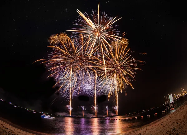 Ohňostroj na pláži pattaya, Thajsko — Stock fotografie