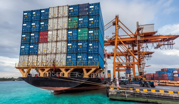 Container frakt gods levereras med arbetar crane laddar — Stockfoto