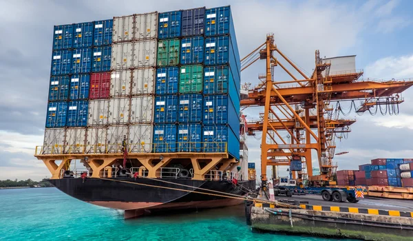 Konténer rakomány áru hajón szállít-val működő daru betöltése Jogdíjmentes Stock Fotók