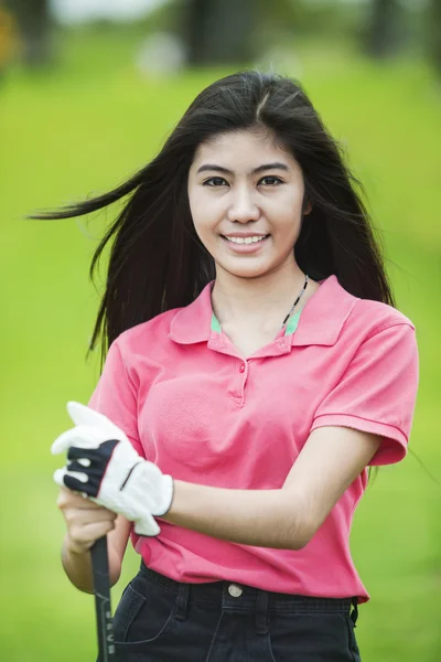 Dame beim Golfspielen — Stockfoto