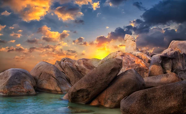 Rock från thailändska ön koh samui — Stockfoto