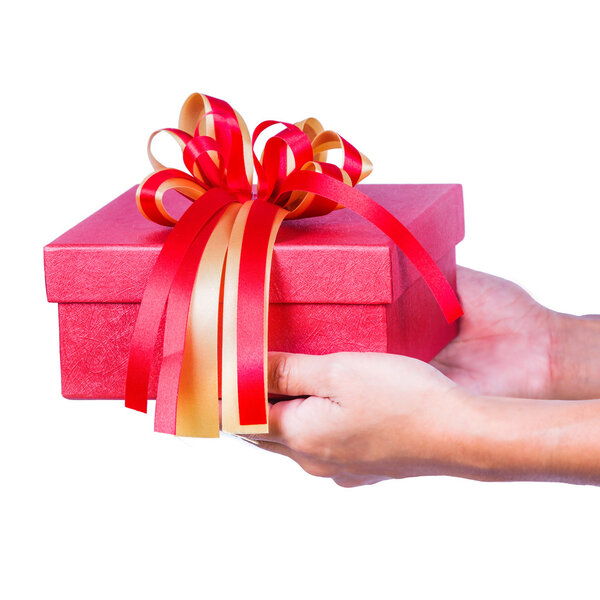 подарочная коробка в руке