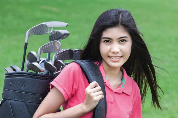 Mujer joven en un campo de golf — Foto de Stock