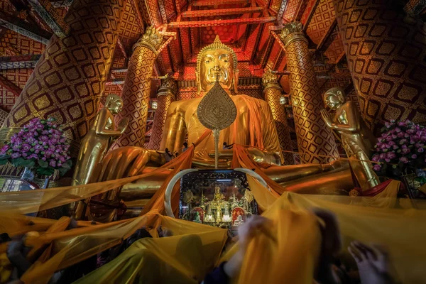 Die große buddhastatue steht in ayuttaya, thailand — Stockfoto