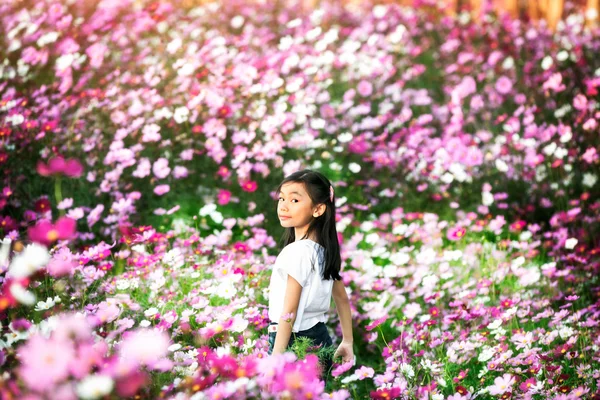 Kleine asiatische Mädchen in einem Garten — Stockfoto