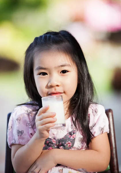 Asijská dívka pít mléko — Stock fotografie