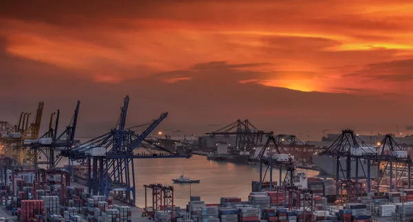 Navio de carga de contêiner com ponte de guindaste de trabalho em shipya — Fotografia de Stock