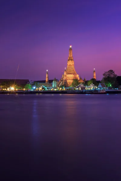 Landschap van de rivier en arun tempel — Stockfoto