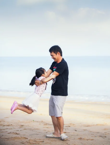 Asiatique Famille marche sur la plage — Photo