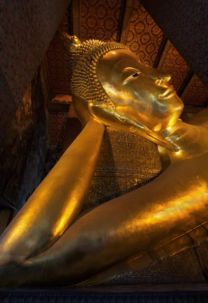 Liggande buddha guld statyn ansikte — Stockfoto