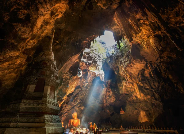 Słońce światło w jaskini w khaoluang — Stok fotoğraf