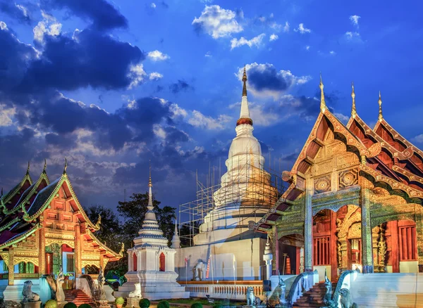 Phra singh Tempel Dämmerung Zeit viharn lai kam wat phra singh — Stockfoto