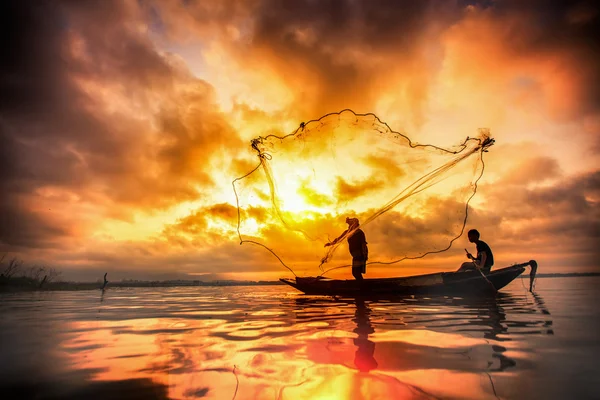 Pescador do lago Bangpra em ação ao pescar — Fotografia de Stock