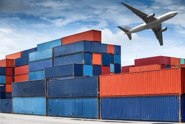 Kargo konteyner yığını 