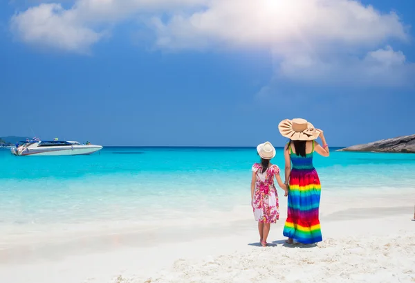 Ásia mãe e sua filha na praia tropical, Similan Island — Fotografia de Stock