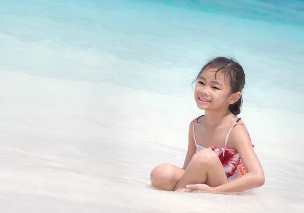 Ásia criança em praia tropical, Similan Island — Fotografia de Stock