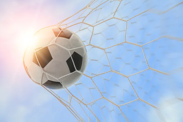 Fotboll boll i mål — Stockfoto