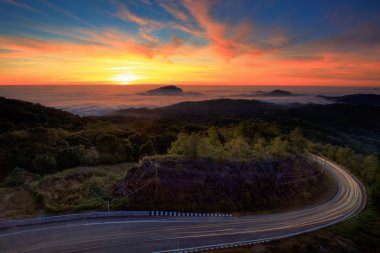 Doi Inthanon Milli Parkı boyunca güneşin doğuşunu