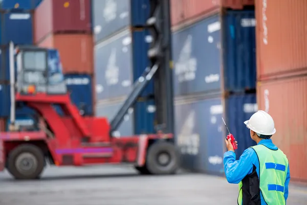 Carrello elevatore di controllo del caposquadra che gestisce la scatola del contenitore — Foto Stock