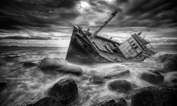 Fiskebåt strandad — Stockfoto