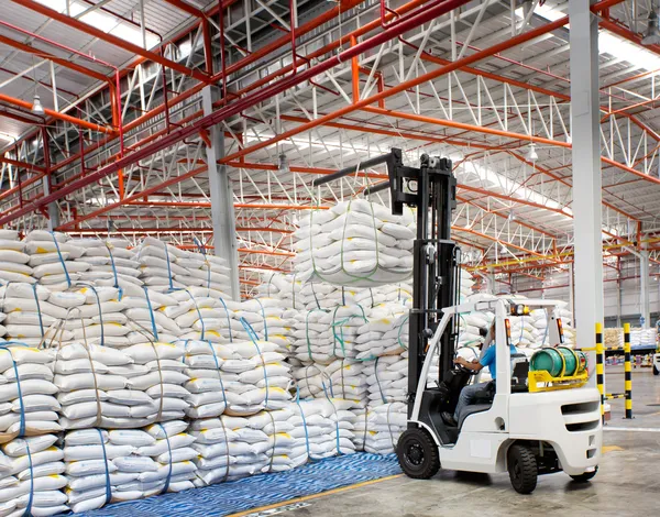 Forklift loader ile büyük bir çanta dolusu şeker — Stok fotoğraf