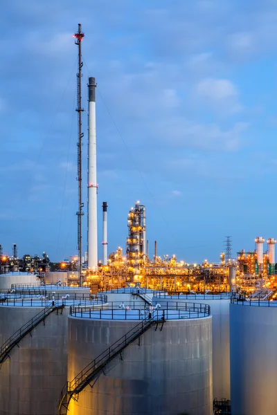 Paysage de l'usine de raffinage de pétrole — Photo