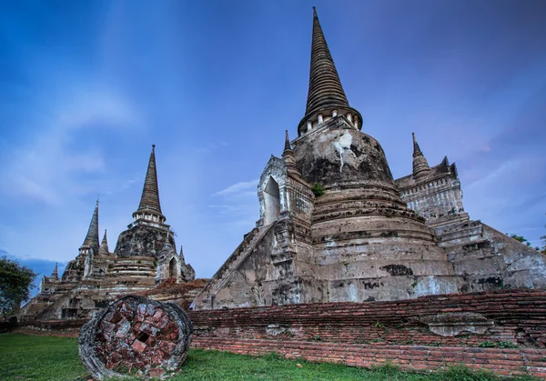 Coucher de soleil à Wat Chaiwatthanaram — Photo