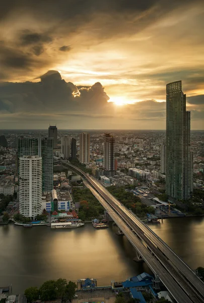 Vista verticale del fiume nella città di Bangkok — Foto Stock
