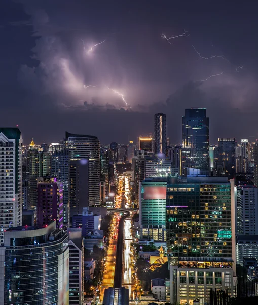 Huvudsakligt trafikera hög sätt under regnar och storm — Stockfoto