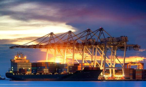 Грузовой контейнерный корабль с рабочим крановым мостом
 